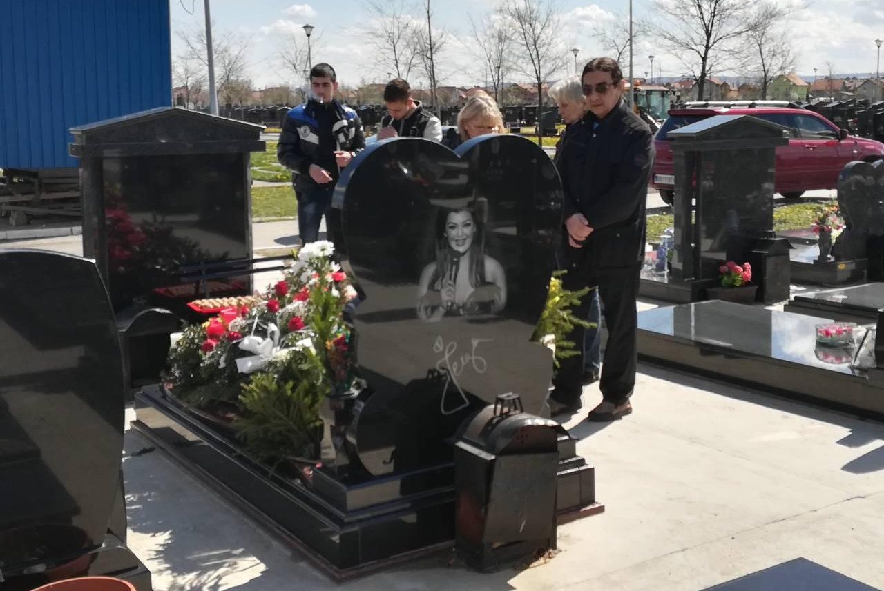 (FOTO/VIDEO) DVE GODINE OD UBISTVA JELENE MARJANOVIĆ! Na groblju u Borči i familija uhapšenog muža Zorana!